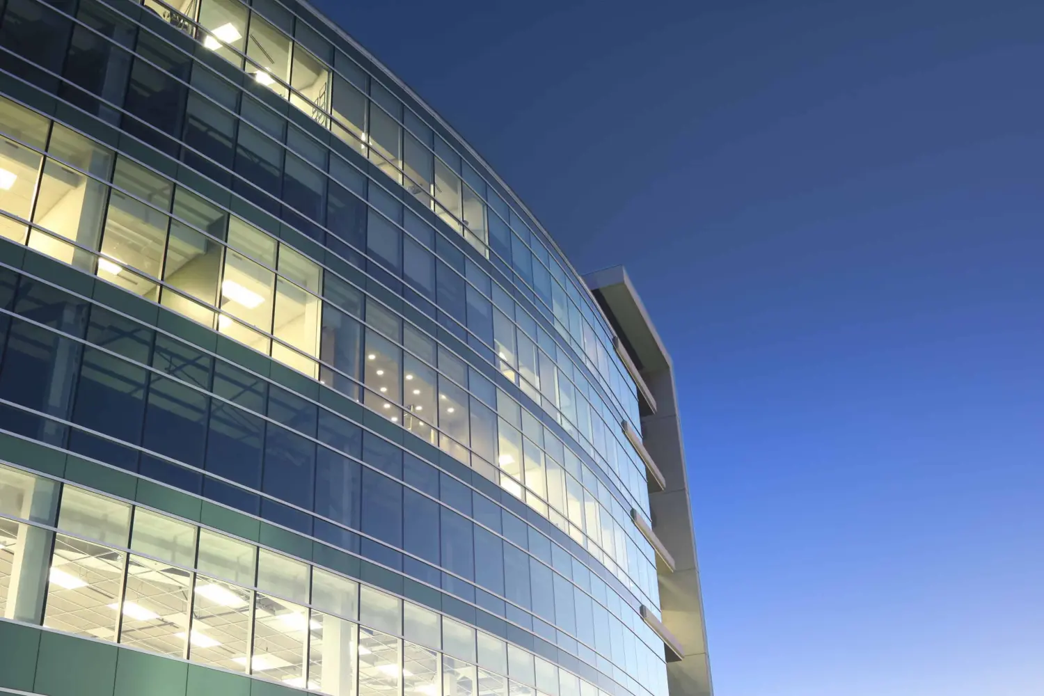 EMshield GmbH – Architektur und Unternehmenssicherheit – Dieses Bild zeigt ein modernes Rechenzentrum mit Serverracks.